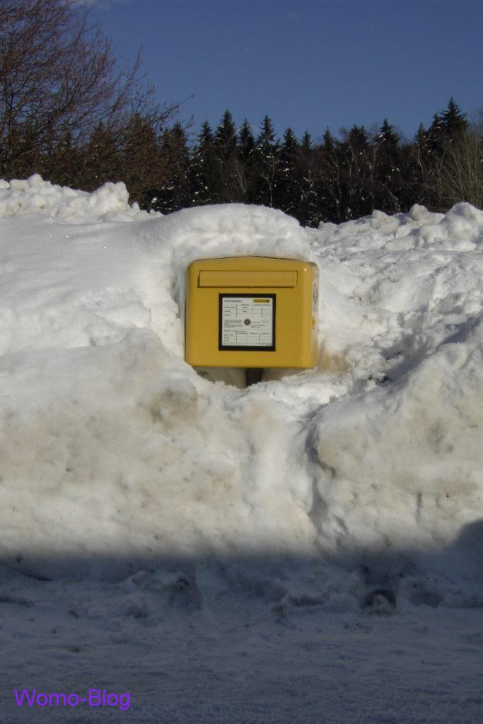 Briefkasten im Schnee